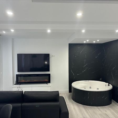 Black And White Suite Cervantes Castro Urdiales Εξωτερικό φωτογραφία