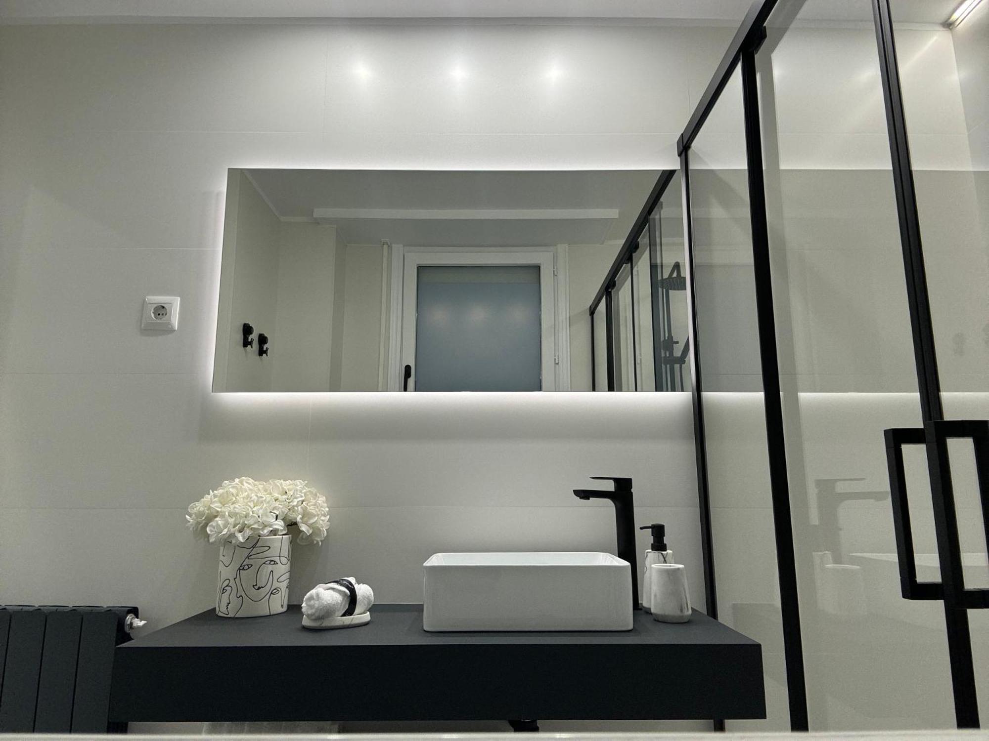 Black And White Suite Cervantes Castro Urdiales Εξωτερικό φωτογραφία